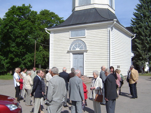Släktingarna möts vid kyrkan (gamla klockstapeln) Träffen inleds vid kyrkan